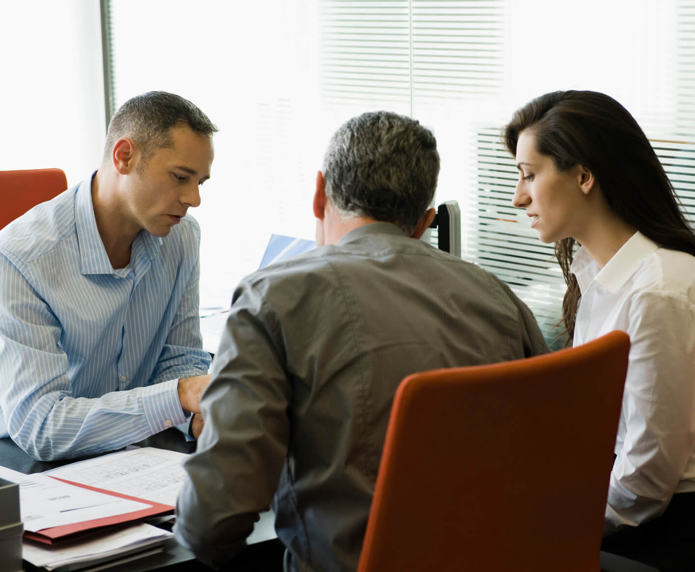 couple-speaking-to-banker