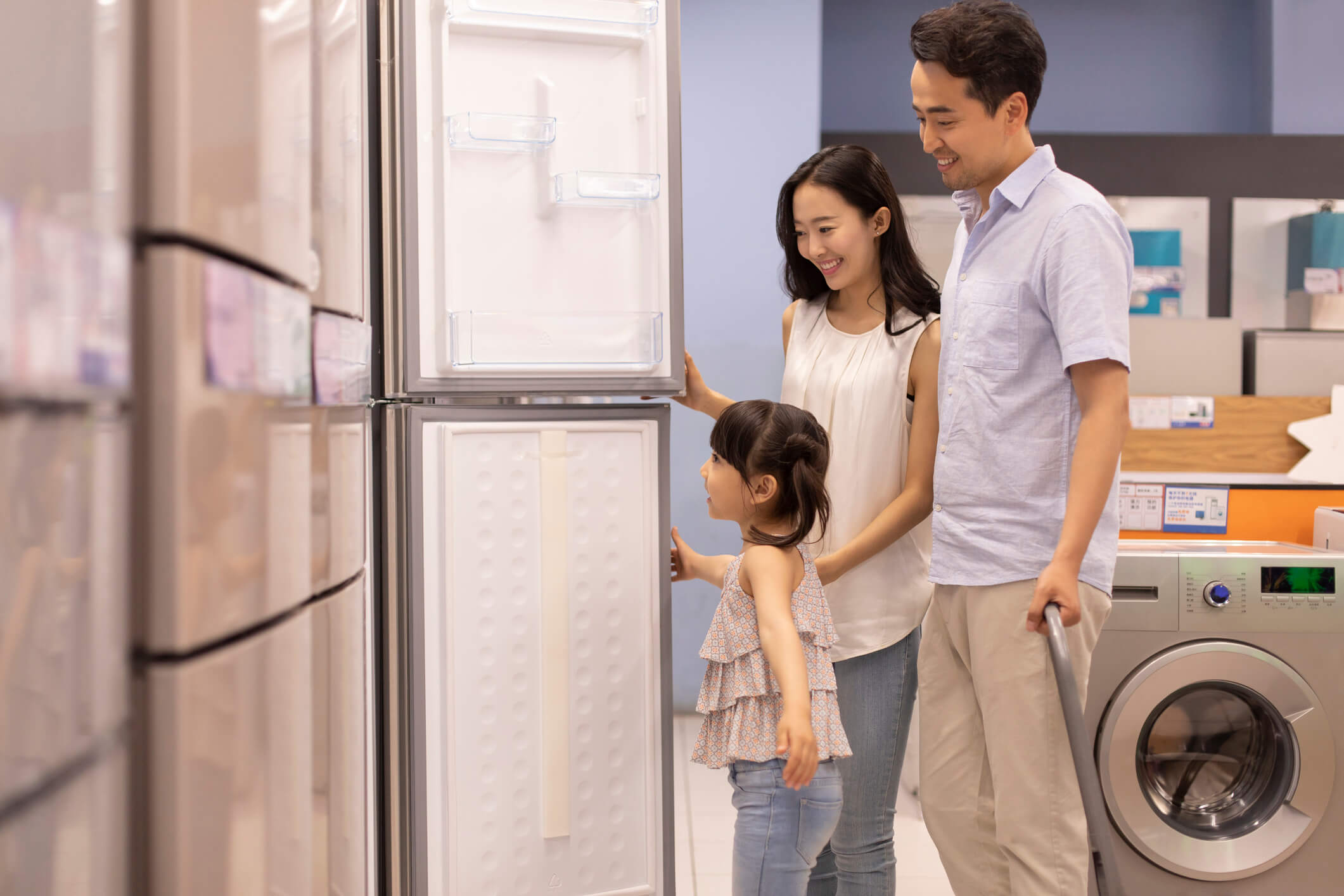 family shopping for appliances